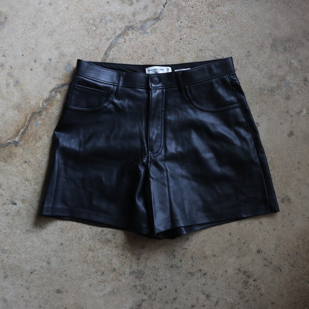 NWOT Abercrombie Black Vegan Leather High Rise Dad Short Curve Love Hot Pants 28